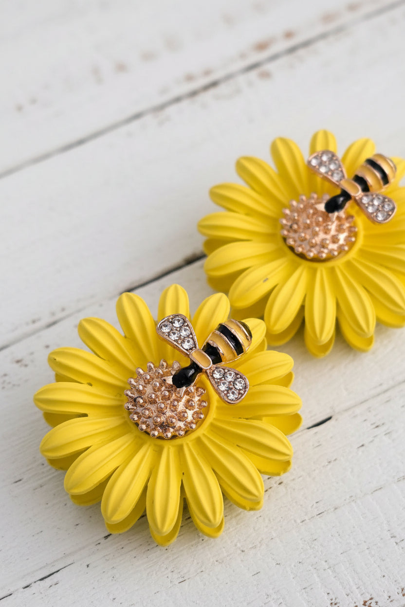 Yellow daisy flower bead with a bumblebee accent on the centre